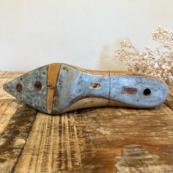 Vintage Wood & Metal Cobbler Tool Shoe Last Size 8AA H&S Last Lawrence Mass - Picture 9 of 16
